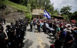 [ẢNH] Người di cư Honduras chạy trốn đói nghèo, ầm ầm đổ về biên giới Mỹ